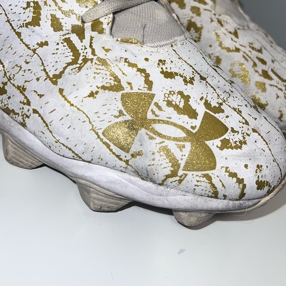 under armor- Gold and white football cleats - Picture 6 of 7